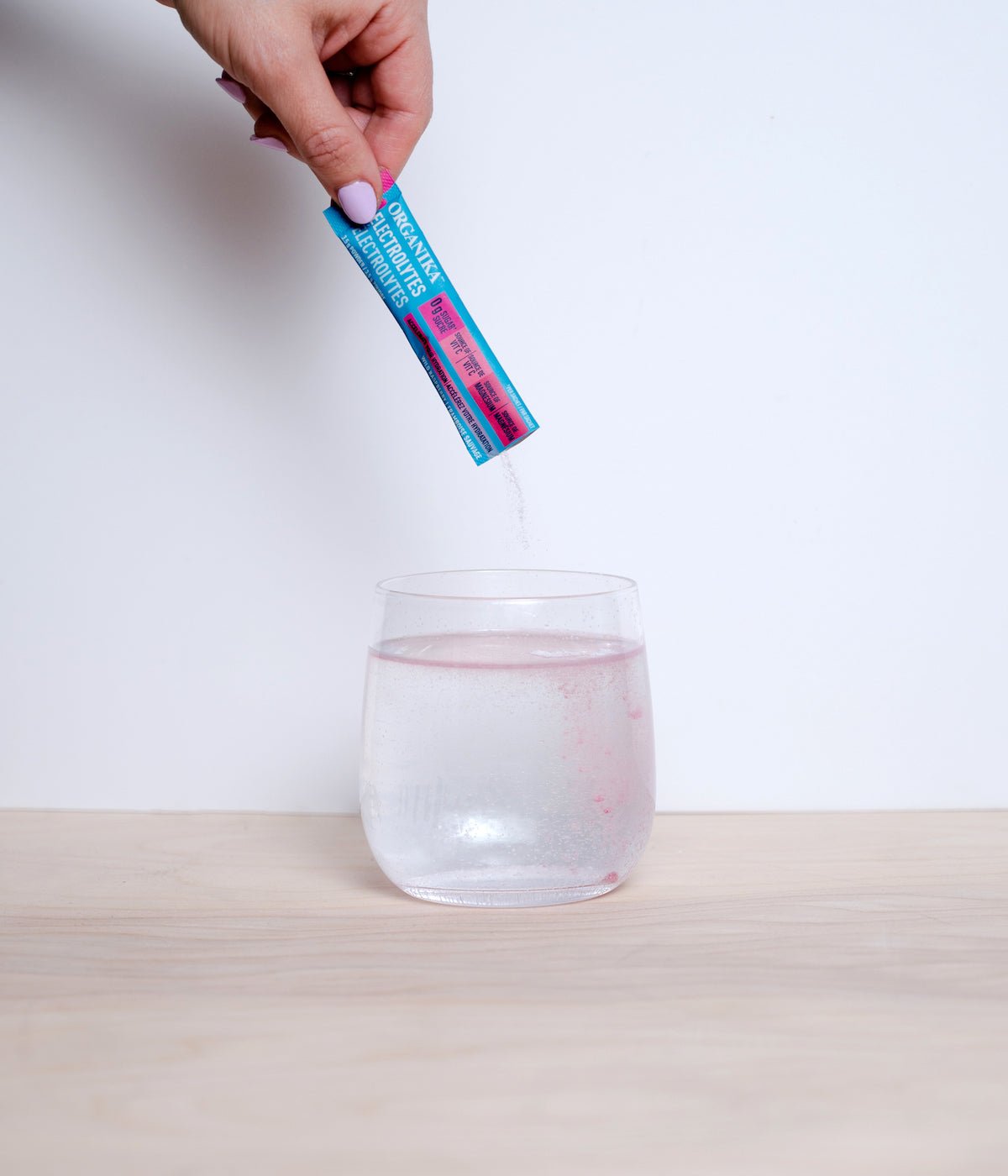 优格康 Organika Electrolyte Wild Raspberry, one sachet pouring into glass